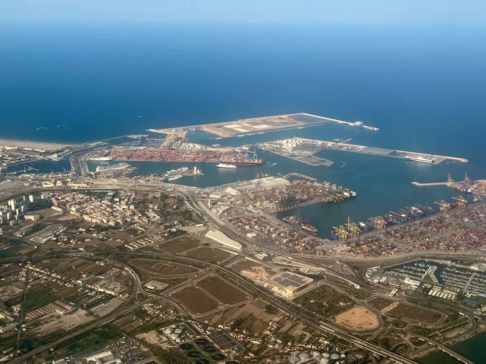 Terminal de contenedores de COSCO SHIPPING Ports en el puerto de Valencia, España.