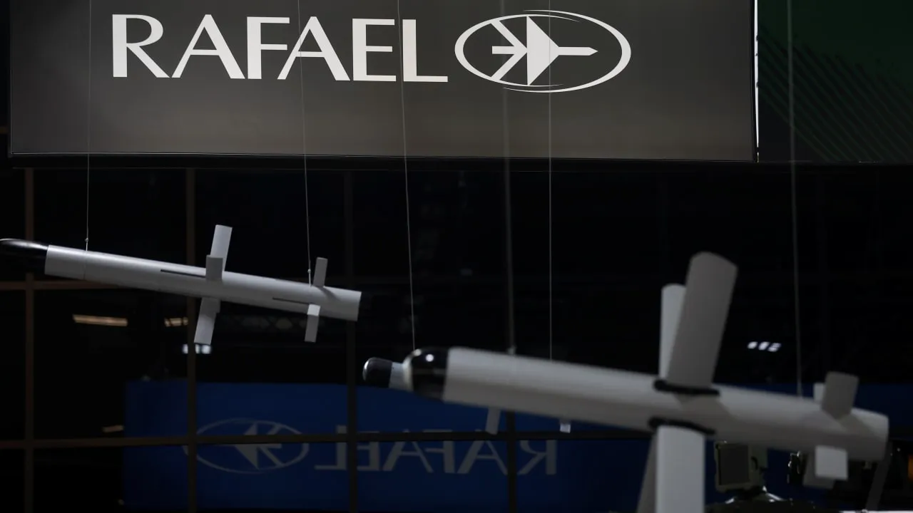 Exposición de sistemas de defensa de Rafael Advanced Defense Systems bajo el logotipo de la compañía.